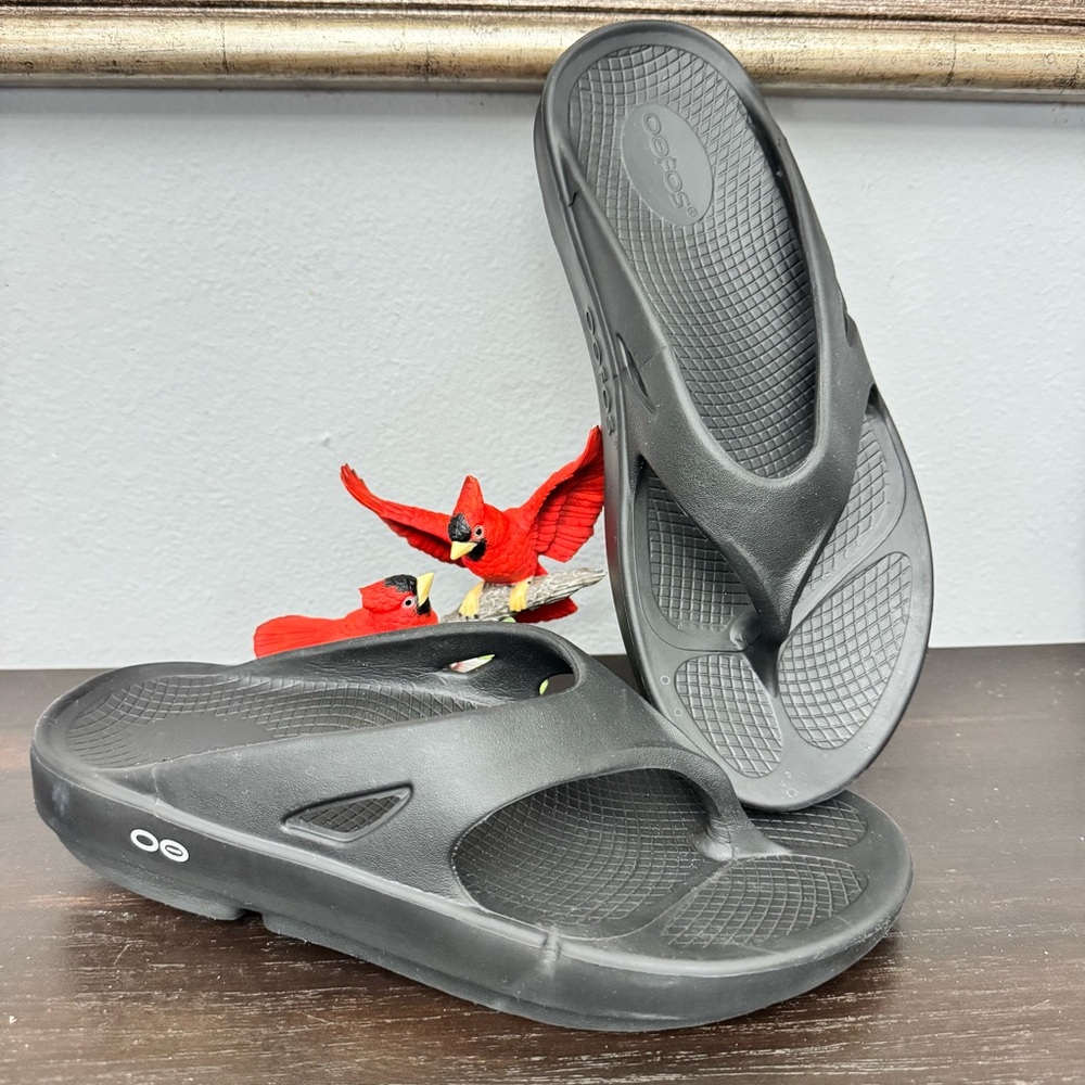 OOFOS Black Women's Sandals Flip Flops